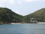 Koh larn sijaitsee lyhyen merimatkan päässä Pattayasta- suosittelen! Matka saarelle noin 50snt/suunta (omatoimisille, muille yht. 10 e))